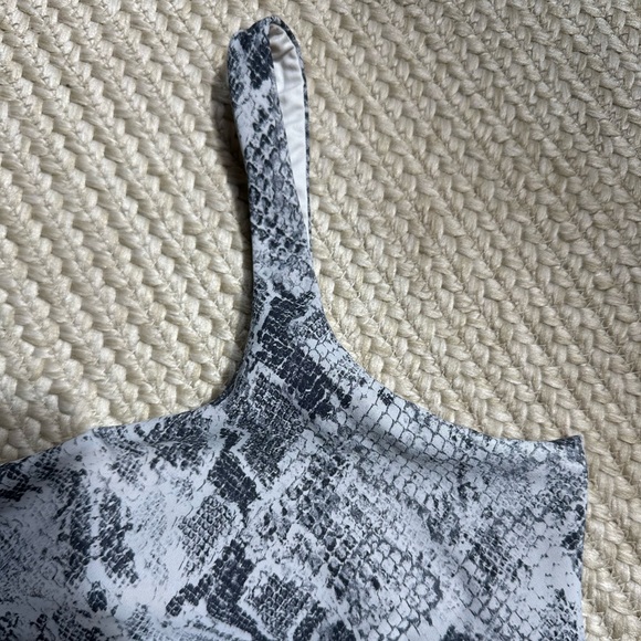 ALO Yoga snake skin print bra and biker shorts set - Picture 6 of 8